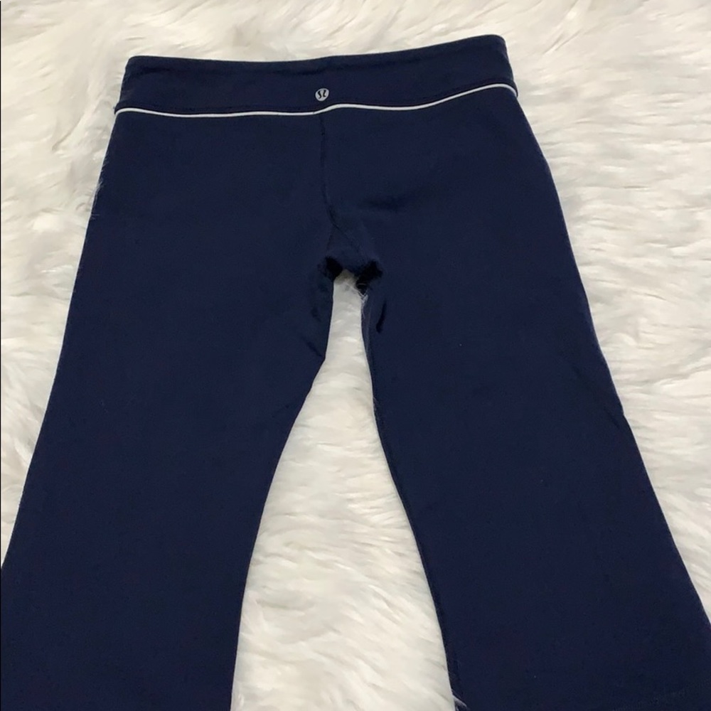 Lululemon Mid Rise Crop - Picture 2 of 5